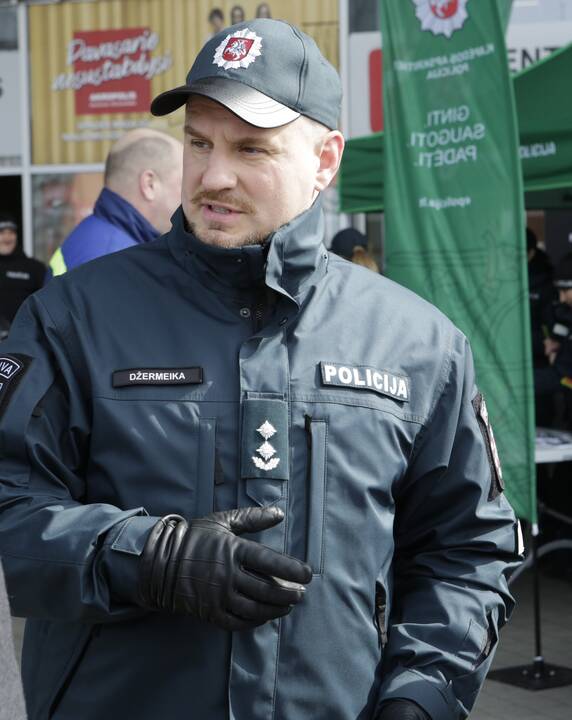 Kamšatys: Liepų gatvėje automobiliai stovi spūstyse dažniausiai dėl kitų vairuotojų neatidumo – rėžęsi į kitos mašinos galą veikėjai nepripažįsta kaltės.