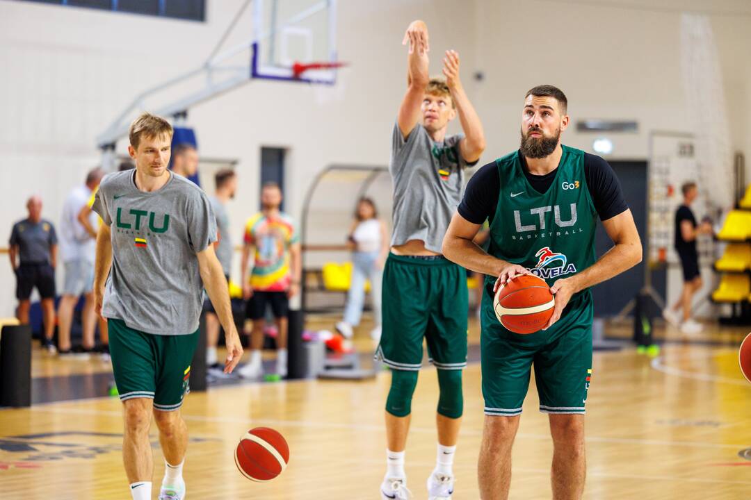 NBA: rinktinės kapitonas J. Valančiūnas (dešinėje) kol kas priverstas vengti kontaktinio krepšinio.