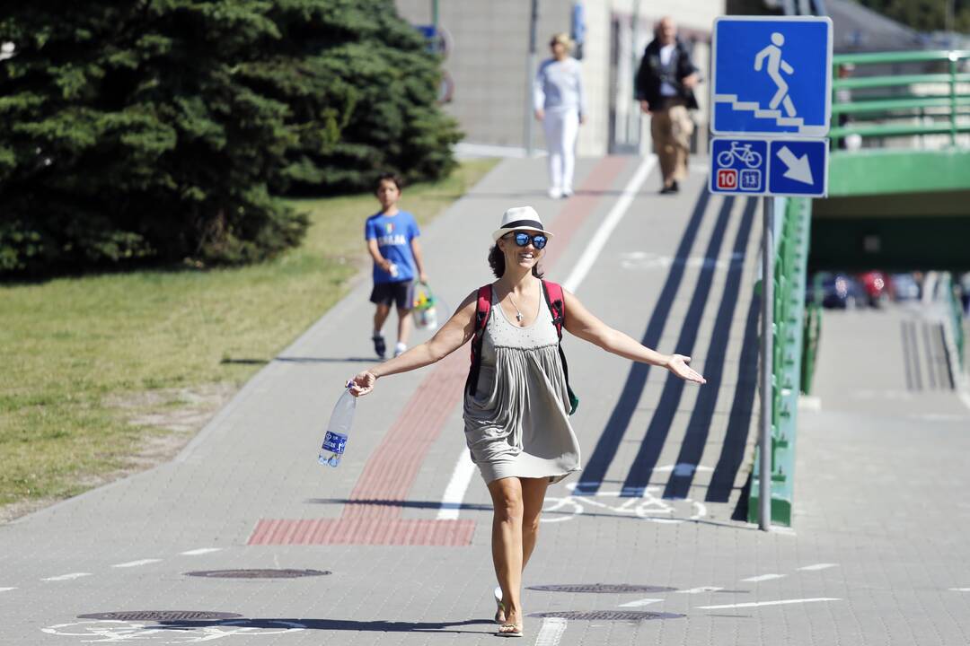 56,7 °C karščio rekordas užfiksuotas JAV, Mirties slėnyje, 1913 m. Rekordas – retas įvykis, o dabar panašių temperatūrų daugiau. Štai Pietų Italijos regionuose kaista iki 49 °C.