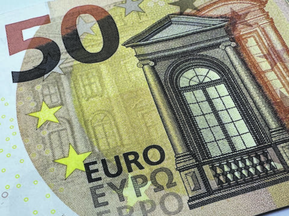 Šešis iš septynių pasiūlymų parengė 2021 m. gruodžio mėnesį ECB paskirta ekspertų komanda, kuri juos atrinko iš viso 29 pasiūlytų dizaino variantų sąrašo.