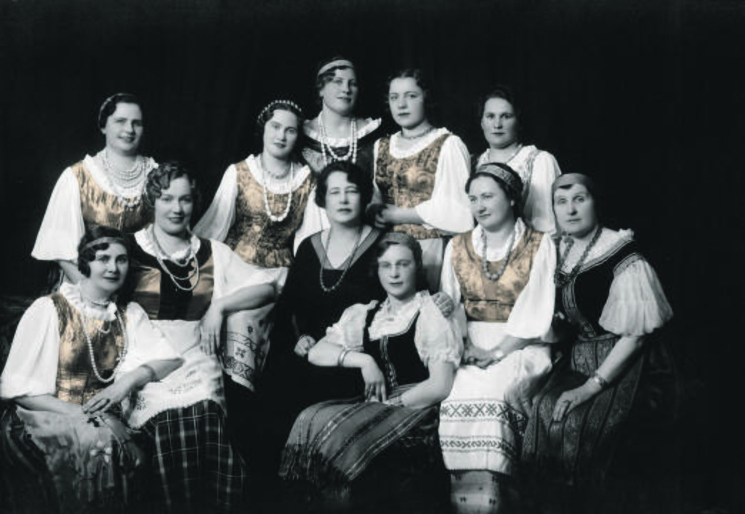 J. Tūbelienė (kairėje) ir S. Chodakauskaitė – Mintaujos.