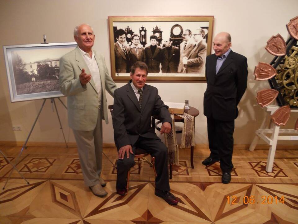 2014 m. prie pirmosios laikrodžių parodos sudarytojų nuotraukos – gyvi jos liudininkai L. Mažūnas (iš kairės), S. Gadeikis ir D. Varkalis.