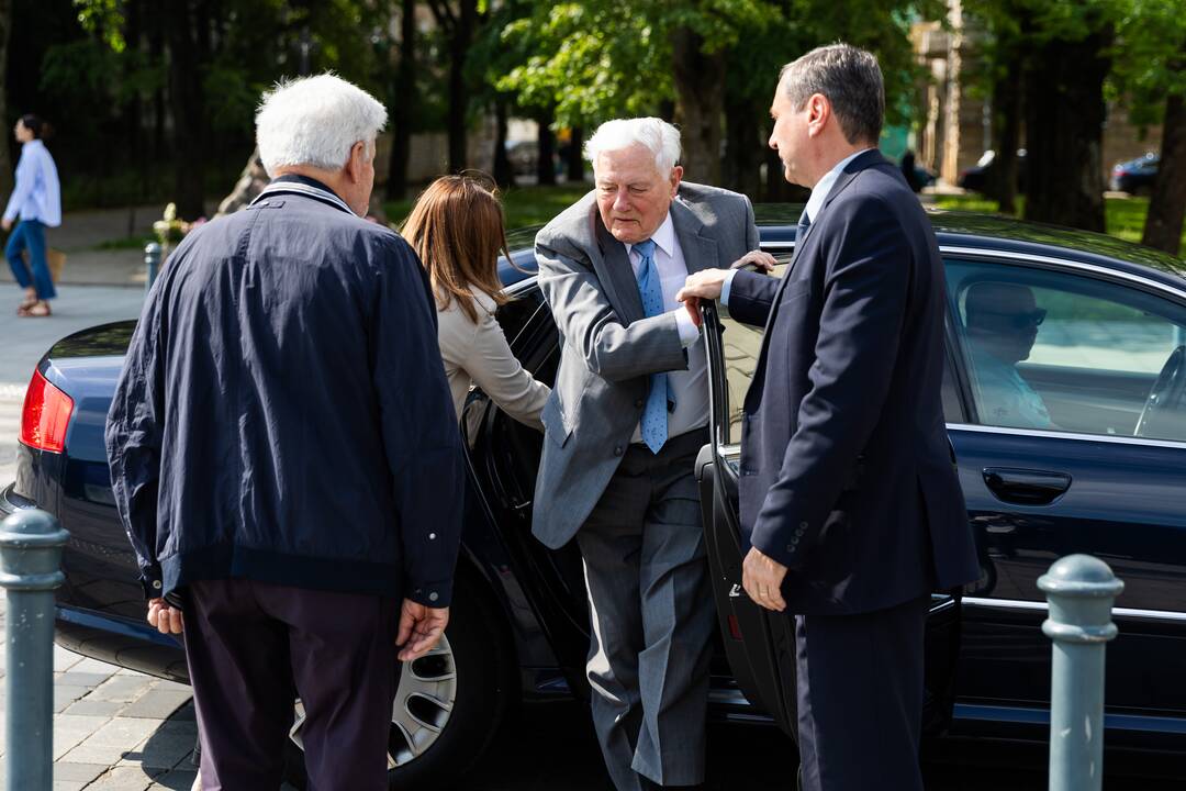 Išankstiniuose prezidento rinkimuose dalyvavo V. Adamkus