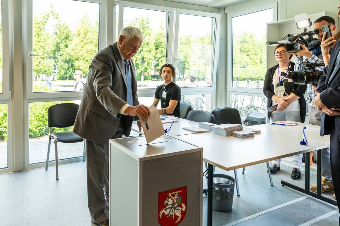 Išankstiniuose prezidento rinkimuose dalyvavo V. Adamkus