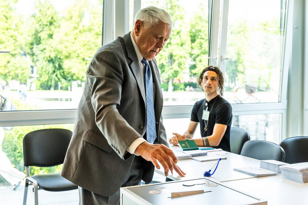 Išankstiniuose prezidento rinkimuose dalyvavo V. Adamkus