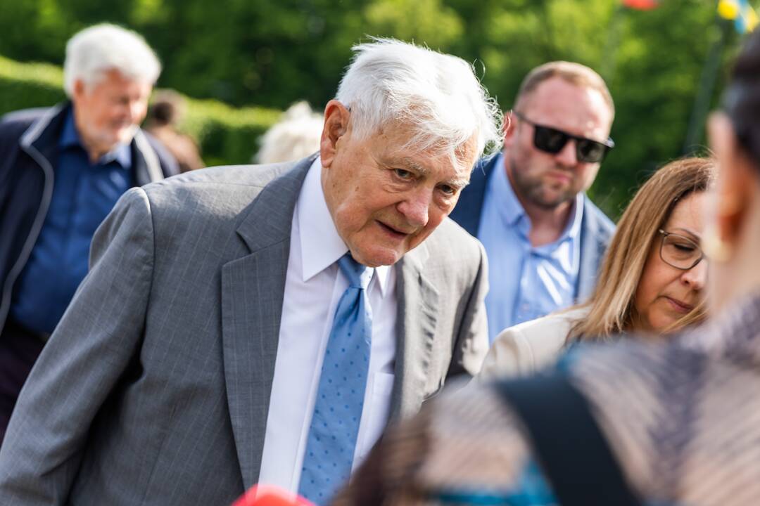 Išankstiniuose prezidento rinkimuose dalyvavo V. Adamkus