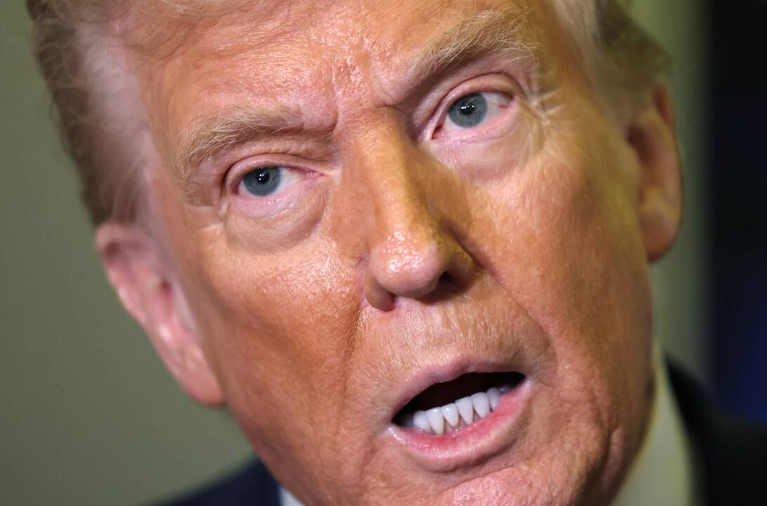 Trumpas sako tikriausiai persvarstysiąs sprendimą didinti muitus Kanadai (atnaujinta)
