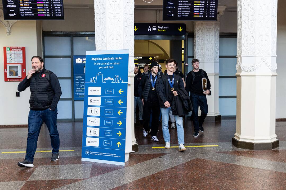 Lietuvos vyrų ledo ritulio rinktinė grįžo su aukso medaliais