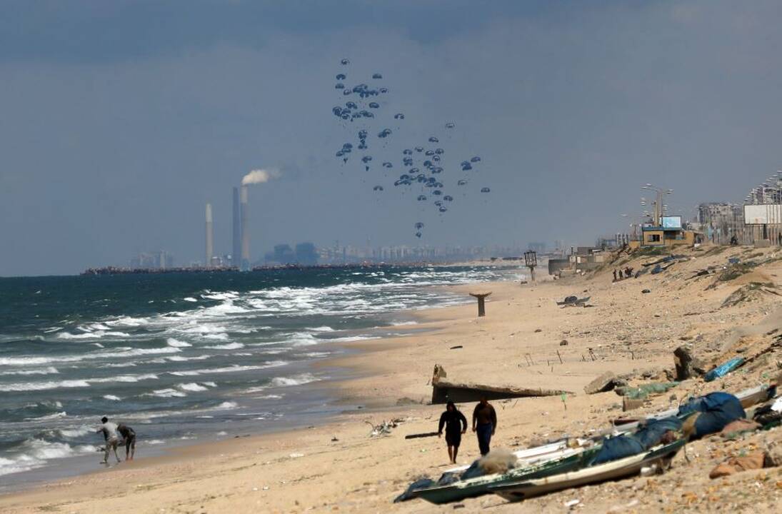 „Hamas“: septyni žmonės nuskendo bandydami pasiekti atskraidintą pagalbą