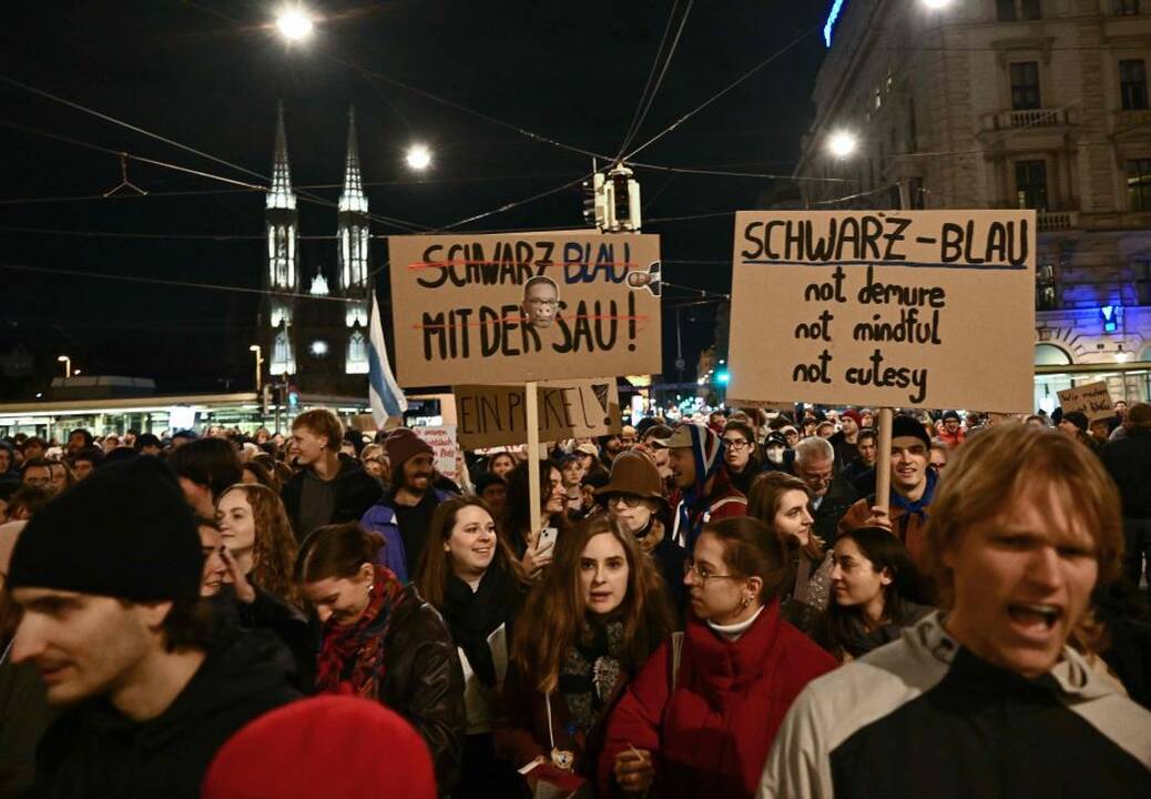 Tūkstančiai žmonių Austrijoje mitingavo prieš kraštutinius dešiniuosius