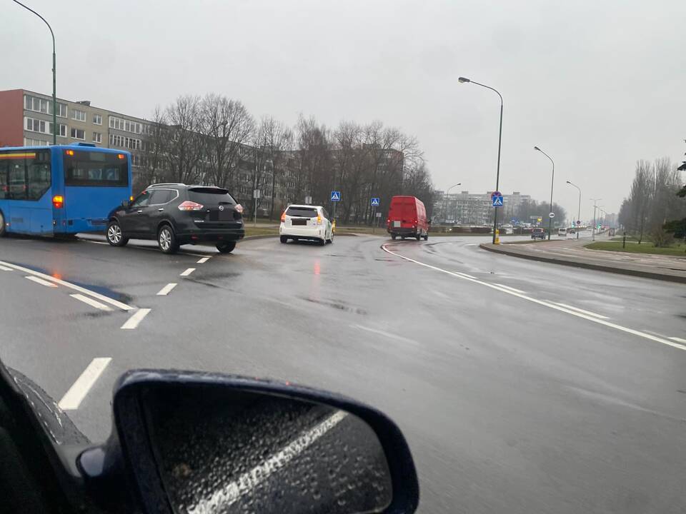 Klaipėdoje – autobuso ir „Toyota“ susidūrimas