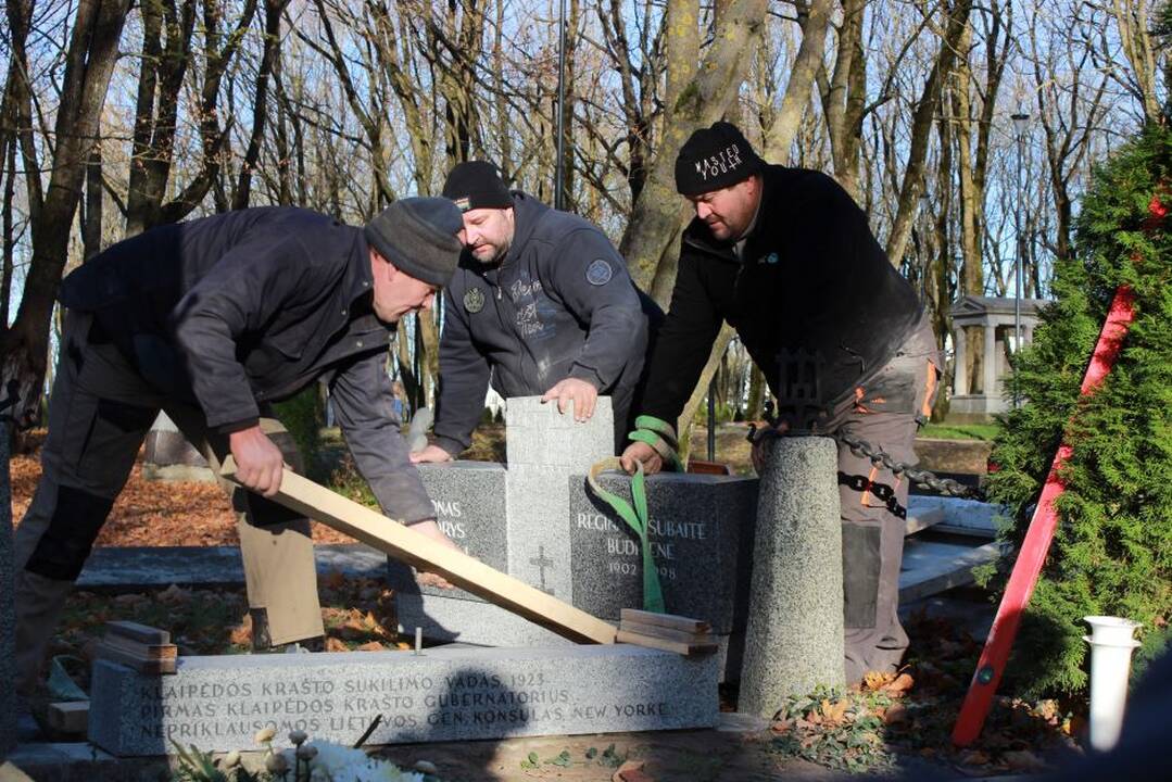 Pabaigtuvės: vakar tarp dviejų akmeninių stulpų šalia obelisko „Už laisvę žuvusiems“ pastatytas paminklas, skirtas J. Polovinskui-Budriui ir R. Kašubaitei-Budrienei, kuris bus atidengtas kitų metų sausį.