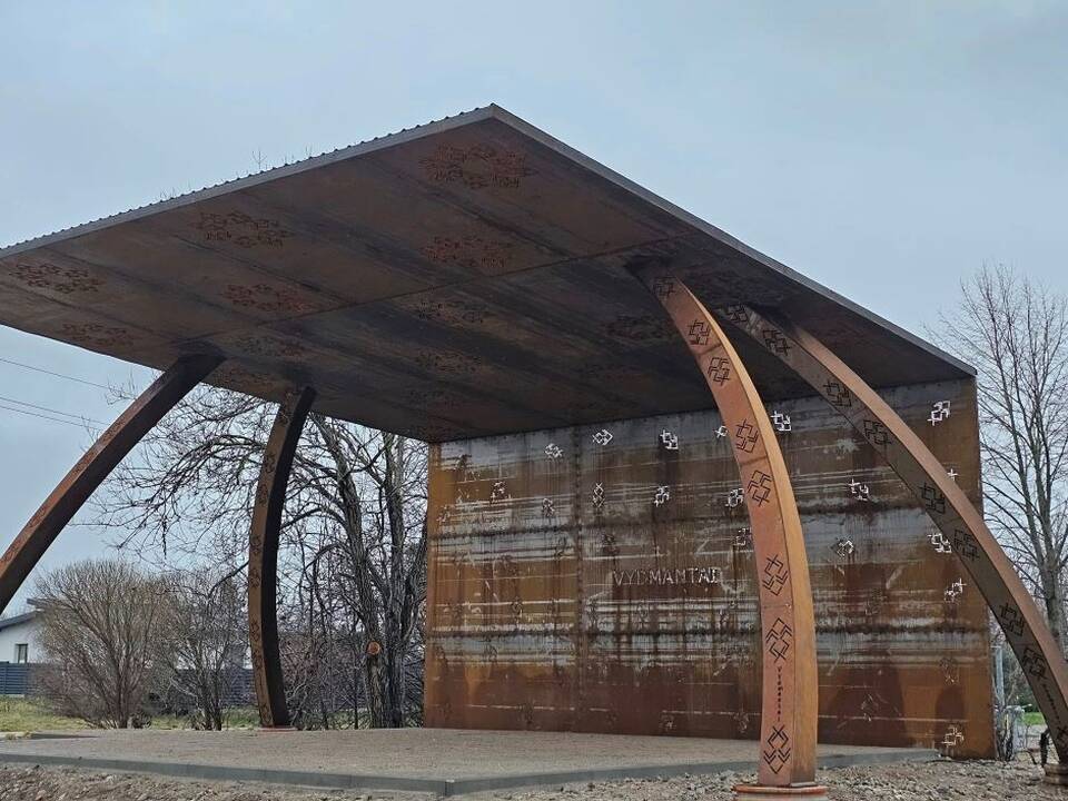 Statyba: Vydmantų bendruomenė kartu su paramą suteikusiu vėjo jėgainių parku nuo šiol galės džiaugtis įspūdinga scena bendruomenės renginiams.