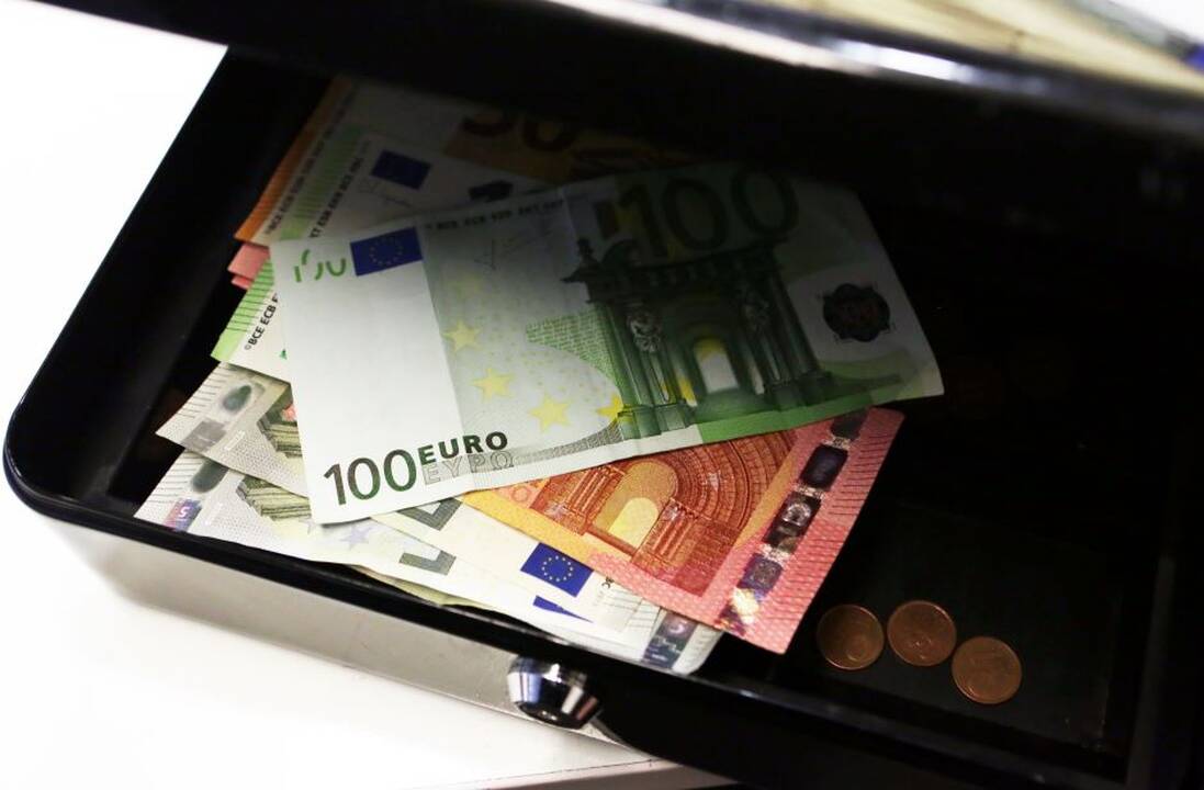 Realybė: dažnas, turintis santaupų, suka galvą, kur jas saugiau laikyti – namie ar banke.