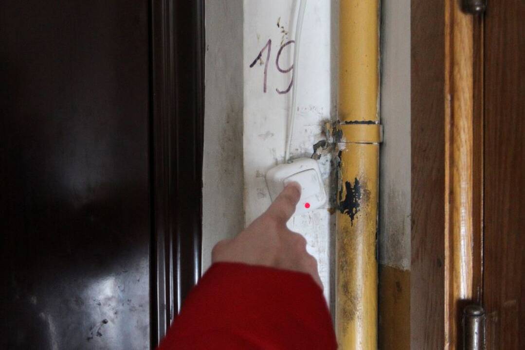 Sprendimas: jei į butą beldžiasi nepažįstamas asmuo ir prašo paramos, viena išeičių – nukreipti pas socialine rūpyba užsiimančius specialistus.