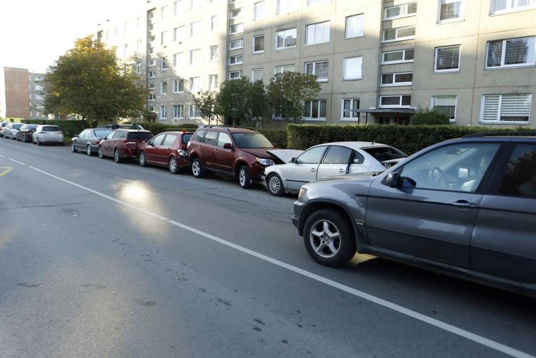 Nepatogumai: Laukininkų gatvėje ne tik daugiabučių namų kiemuose sunku rasti vietą automobiliui pasistatyti.