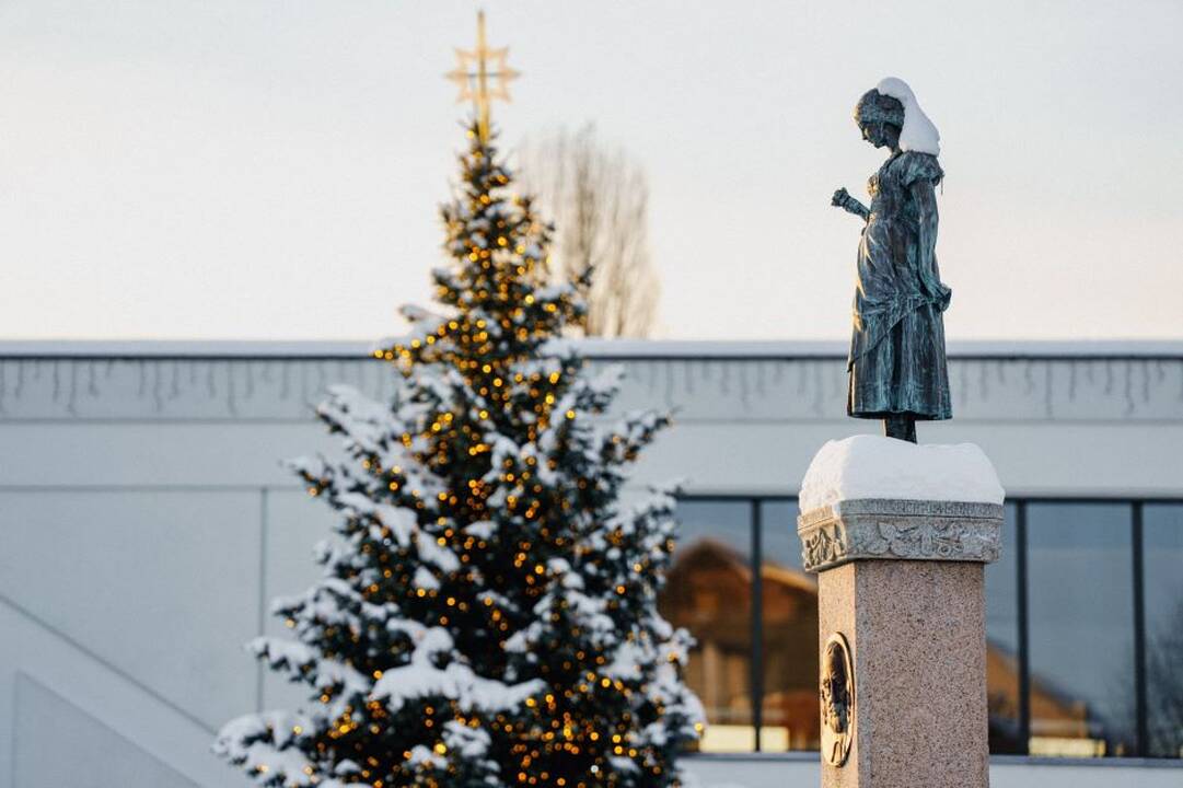 Pasirinkimas: gyventojų dovanota eglutė kasmet papuošia Teatro aikštę.