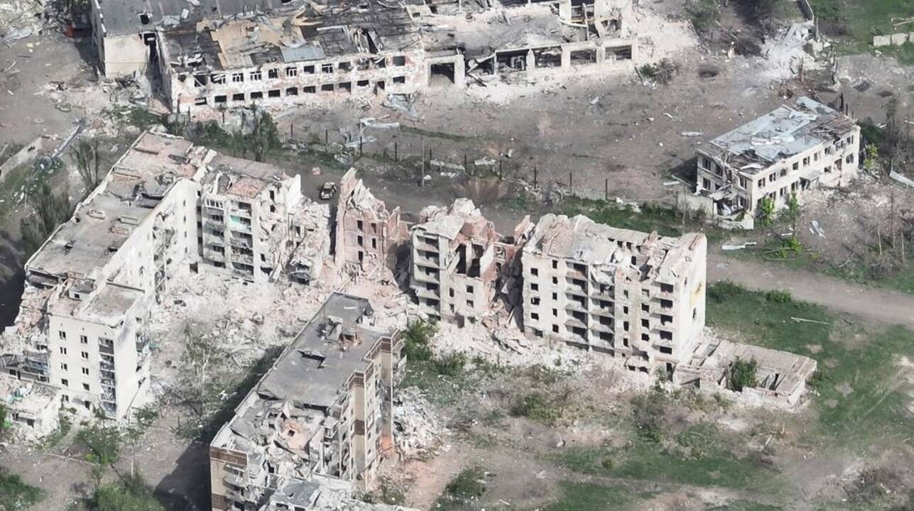 Dronų įrašuose – per rusų puolimą nuniokotas Časiv Jaras Ukrainoje