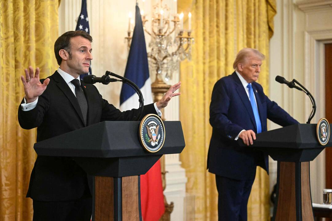 Macronas JAV prezidentui: taika negali reikšti Ukrainos pasidavimo