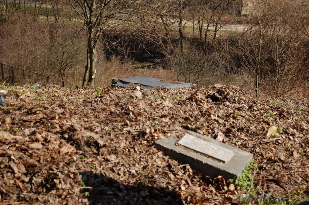 Aikštelėje aptiktas antkapis su užrašais hebrajų kalba