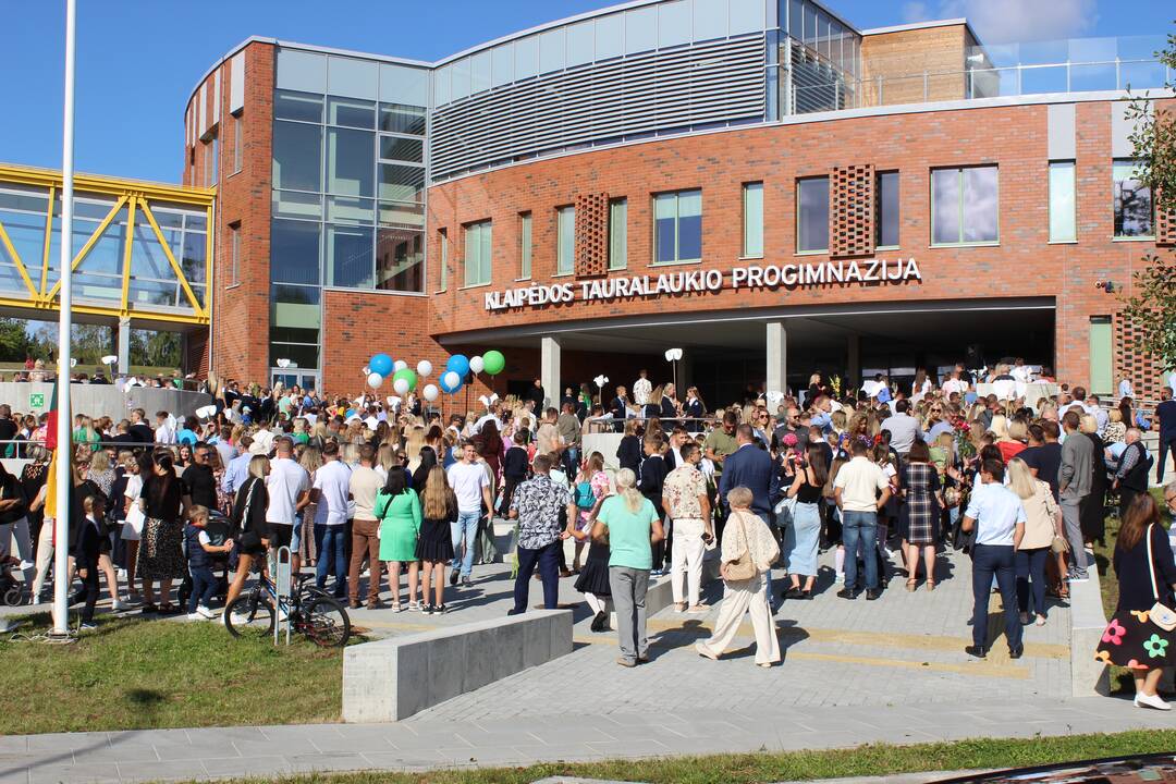 Tradicija: naujieji mokslo metai vakar Klaipėdoje prasidėjo Pirmąja pamoka, kuri tradiciškai vyko Lietuvininkų aikštėje, šalia Martyno Mažvydo paminklo.