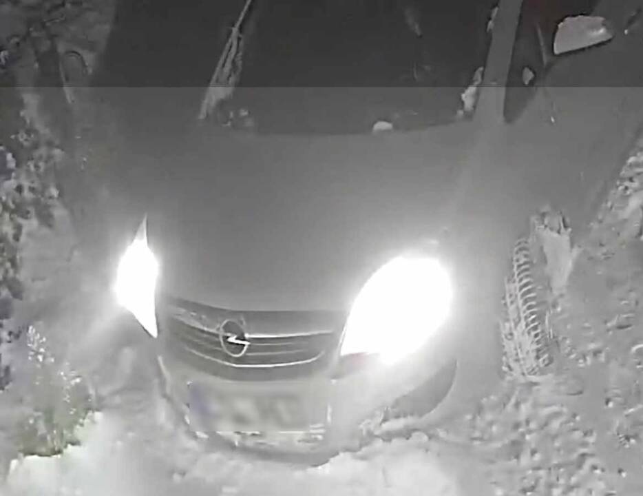 Užfiksavo: šio „Opel“ vairuotojas sekmadienį iš pradžių sukinėjosi svetimame kieme, laužydamas augalus, o po kurio laiko žmonės automobilį išvydo ties kelio posūkiu nulėkusį į griovį.