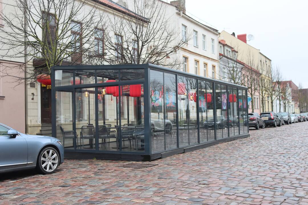 Ginčas: kavinės „Miražai“ terasos likimą nulems naujoji tvarka, kurią rengia savivaldybė. Verslininkai du mėnesius nereaguoja į nurodymą išardyti terasą.