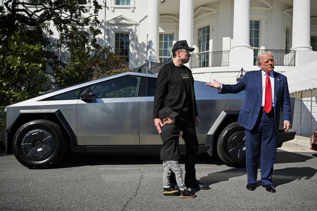 Trumpas demonstruoja paramą Muskui: žada įsigyti „Tesla“