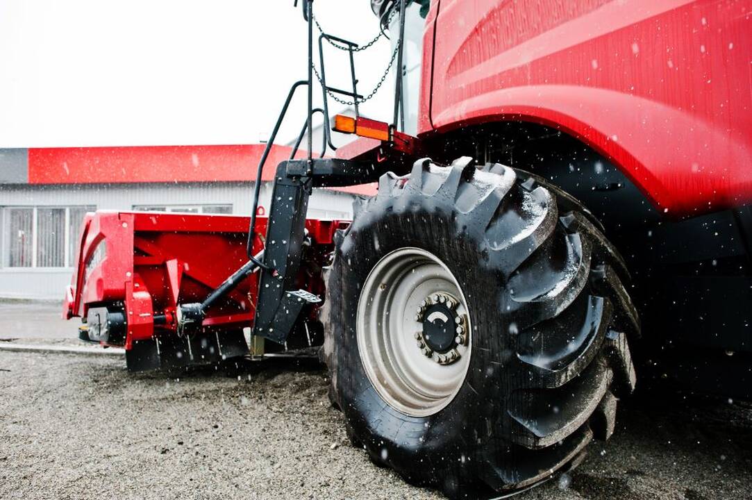 Ilgapirščiai apšvarino ūkinį pastatą: pavogtos traktorių dalys už 50 tūkst. eurų