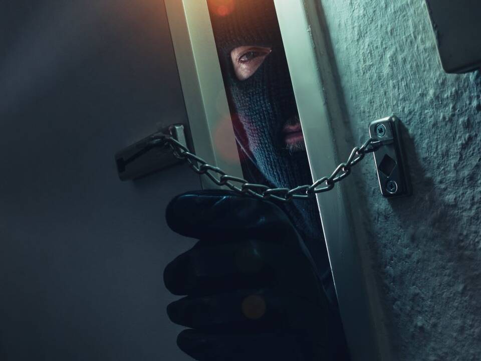 Į namus įsiveržę plėšikai sumušė senolę ir pagrobė telefoną