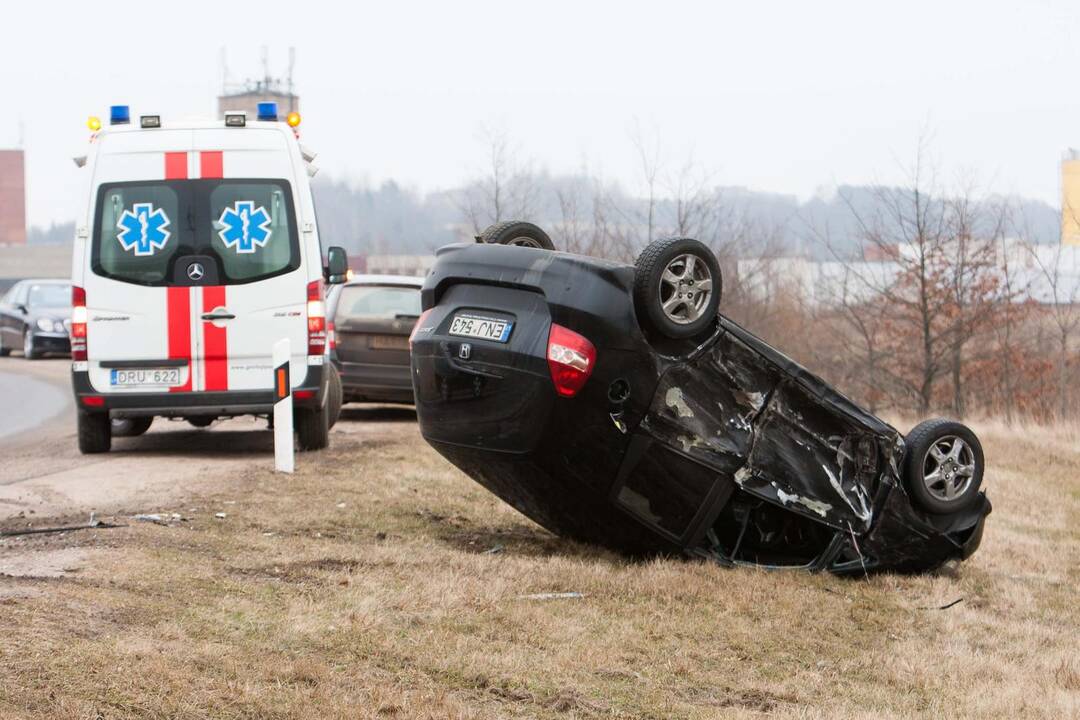 Per avariją Kaune susidūrė trys automobiliai