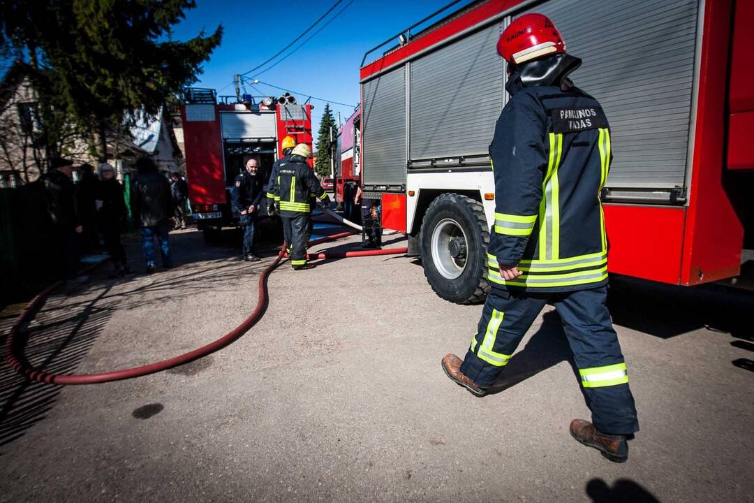 Voveraičių gatvėje degė sandėliukas