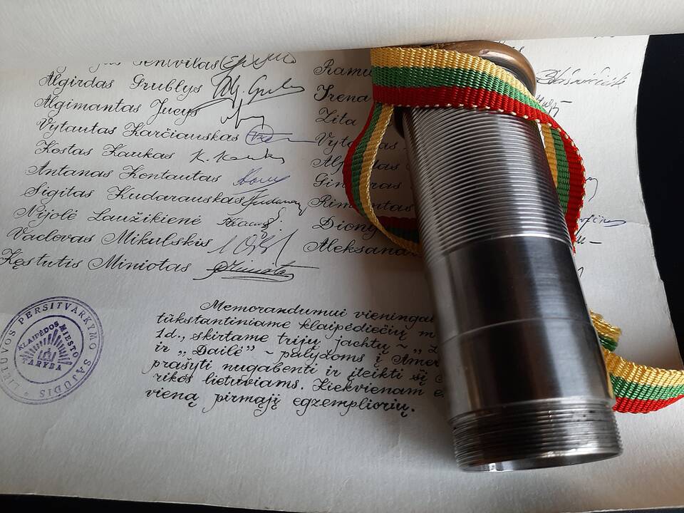 Klaipėdos sąjūdininkų kreipimosi į Amerikos lietuvius egzempliorius ir viena iš V. Karčiausko pagamintų kapsulių, kokie 1989 m. buvo slapta išplukdyti jachtomis „Lietuva“, „Audra“ ir „Dailė“ per Atlantą.