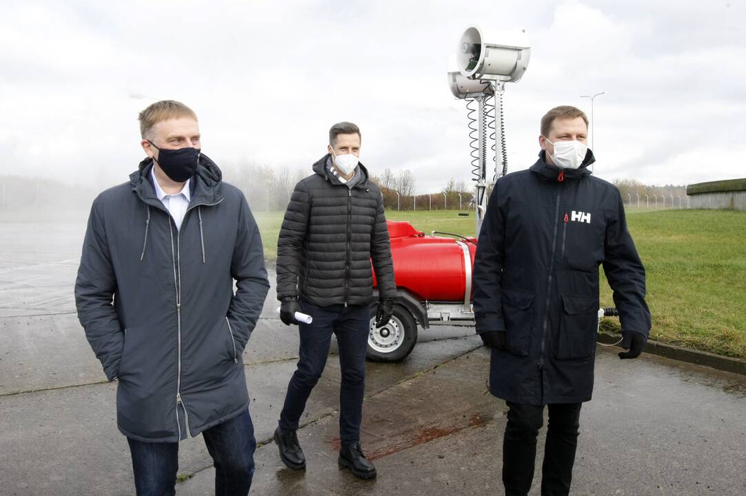 Situacija: bendrovės „Klaipėdos vanduo“ vadovas B. Jonikas Klaipėdos miesto savivaldybės administracijos atstovams pristatė šiemet įgyvendintas priemones nemaloniems kvapams mažinti.