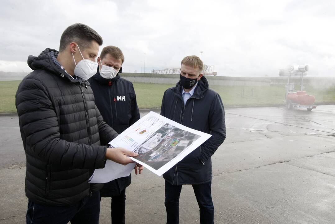 Situacija: bendrovės „Klaipėdos vanduo“ vadovas B. Jonikas Klaipėdos miesto savivaldybės administracijos atstovams pristatė šiemet įgyvendintas priemones nemaloniems kvapams mažinti.