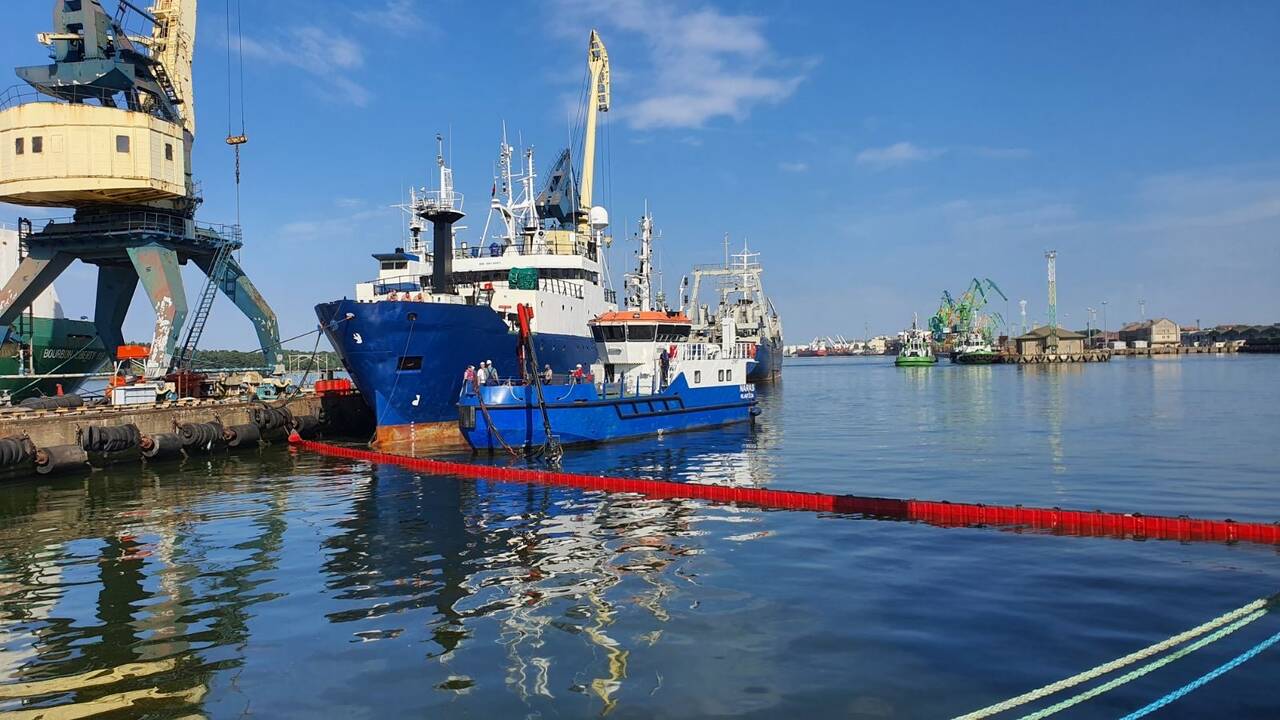 Operacija: sekmadienį ryte teršalus izoliuoti ir rinkti skubėta uoste, apie dėmes jūroje tada žinių dar neturėta. 