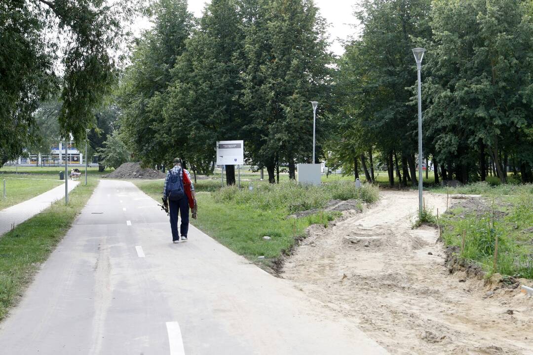 Trikdžiai: daugiau nei milijono eurų vertės projektas Malūno parke kol kas atsilieka nuo numatyto darbų grafiko.