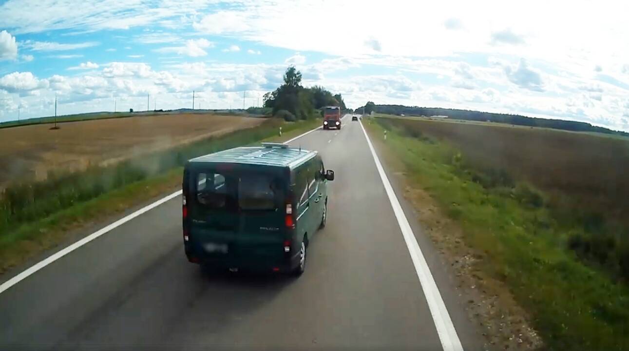 Manevras: vairuotojas užfiksavo, kaip Pagėgių krašto keliais sau leidžia važinėti pasieniečiai. Pareigūnas nekreipė dėmesio net į tai, jog jam buvo signalizuojama, kad lenkti kitą mašiną pavojinga.