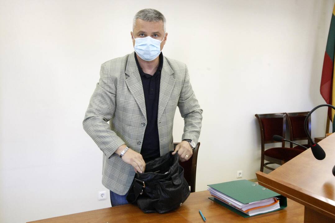 Ginčas: pareigose pažemintas prokuroras A. Velutis mėgina teismo keliu sugrįžti į buvusį darbą.