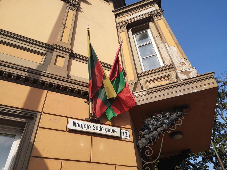 Aktas: prieš dvi savaites Klaipėdoje nuo pastato sienos, kur veikė Baltarusijos garbės konsulatas, nuimta tai liudijanti lentelė, nors baltarusių valstybinė vėliava dar nenukabinta.