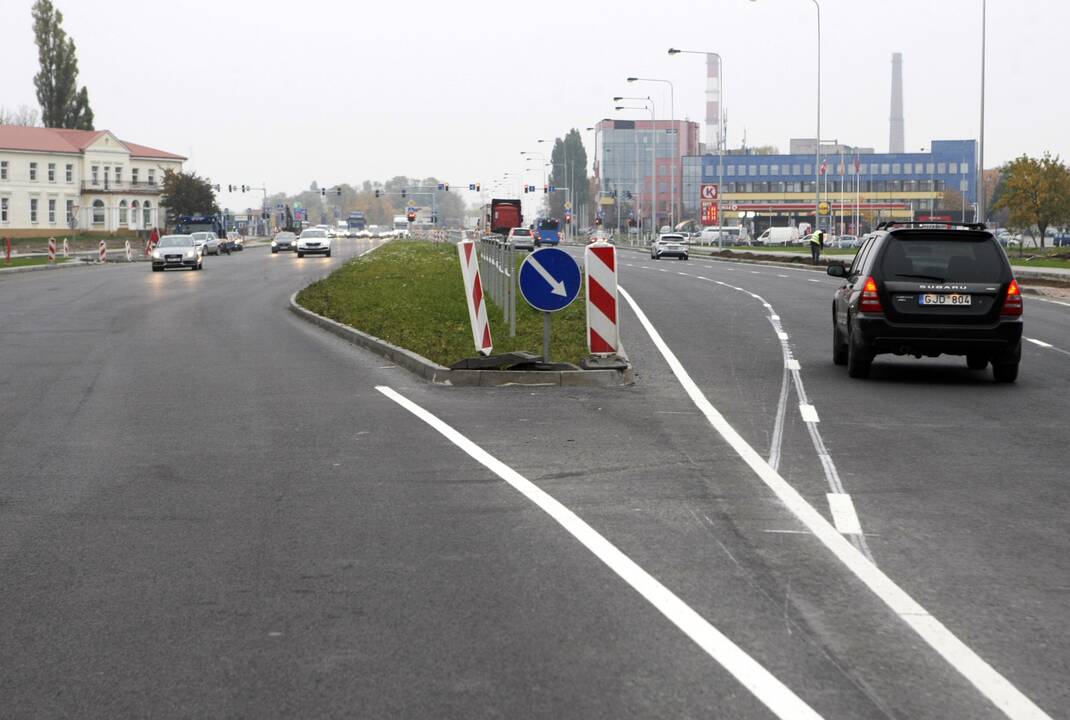 Salelė: ties žaliosios juostos "pilvu" projektuotojai norėtų pastatyti eismo juostą atskiriančius stulpelius ar net kelyje įrengti bortelius ir pakloti trinkeles. 