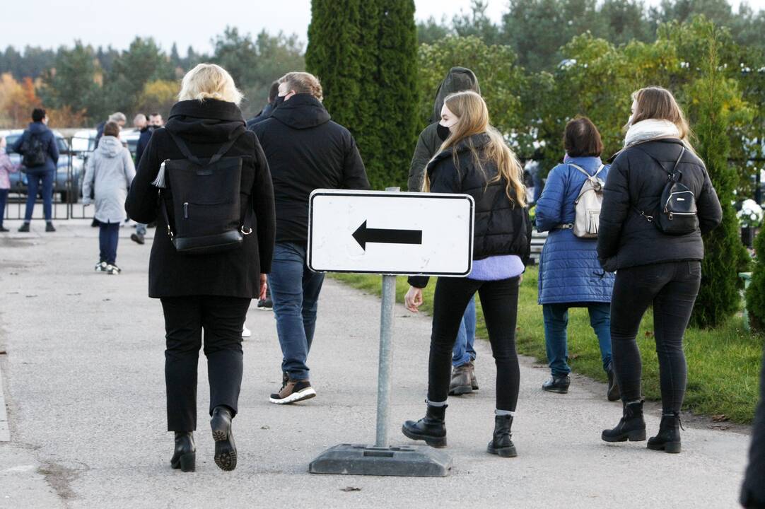 Atsainumas: nepaisydami įspėjimų ir sparčiai plintančio viruso grėsmės, ilgąjį savaitgalį žmonės vis dėlto plūdo į kapines.