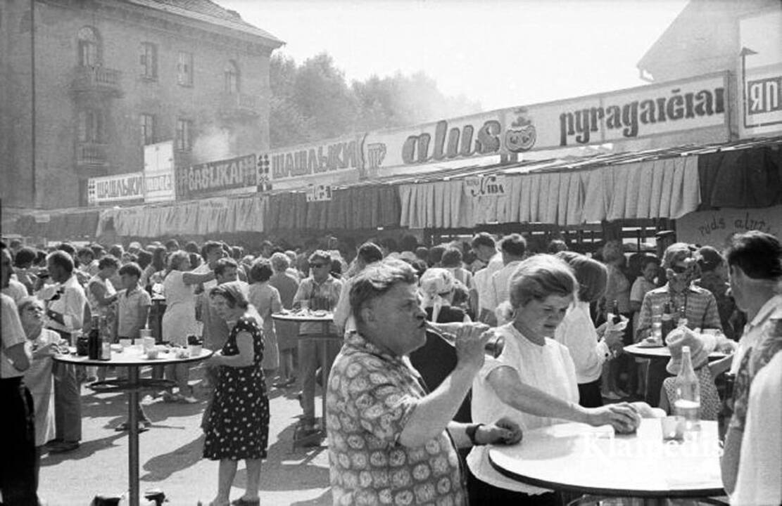 Metraštininkas: šioje dienraščio fotografo A.Stubros 1972 m. nuotraukoje – Žvejų šventė, tačiau velnio lašus vyrai vartojo kur kas dažniau nei per šventes, tą liudija ir nuolatinės žinutės "Tarybinėje Klaipėdoje".