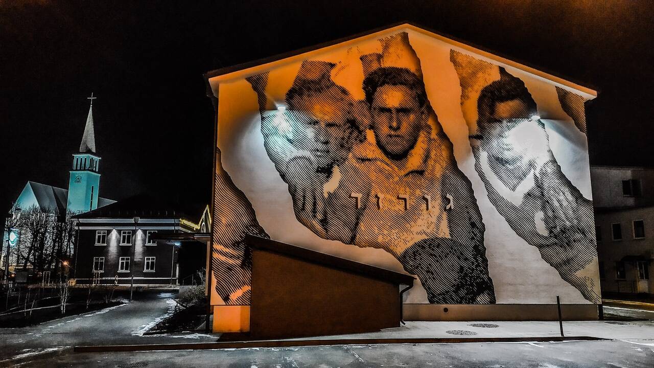 Pasakojimai: gargždiškiai jau metus grožisi miesto centre esančiu berniuko su tulžimi piešiniu, o kino teatro "Minija" siena akis džiugina žydų futbolo komandos piešiniu.