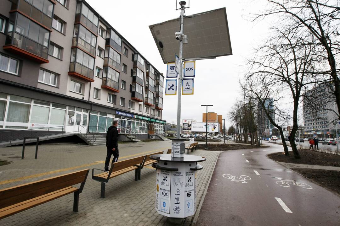 Triukšmas: nemokamas interneto ryšys paaugliams tapo pramoga, tačiau per kolonėles leidžiama jaunuolių muzika pykdo aplinkinių namų gyventojus.