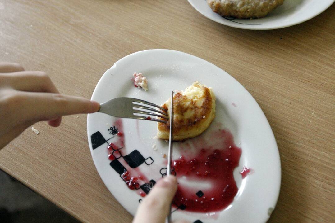 Klausimai: ar vaikai sunegalavo dėl mokyklos valgyklos maisto, tirs specialistai.