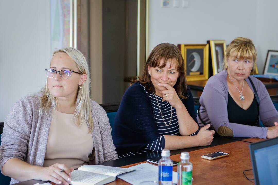 Skundas: Etikos komisijos nariai sprendė, ar pradėti tyrimą dėl L. Girskienės bičiulystės su R. Zabore.