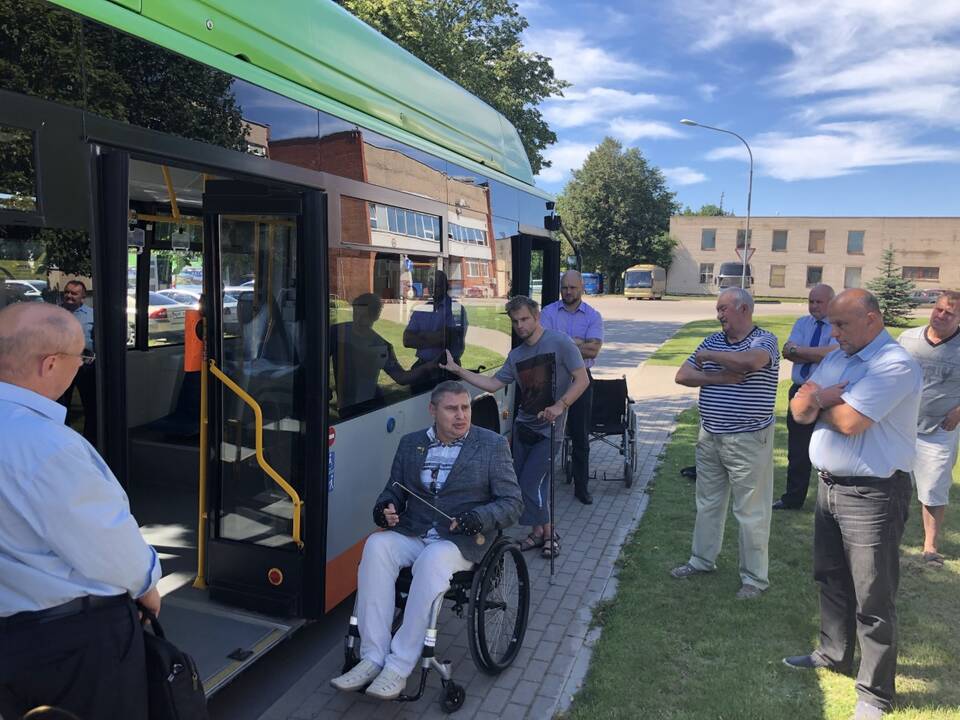 Įgūdžiai: šiomis dienomis bendrovės „Klaipėdos keleivinis transportas“ darbuotojai tobulino keleivių, turinčių specialiųjų poreikių, vežimo autobusais įgūdžius.