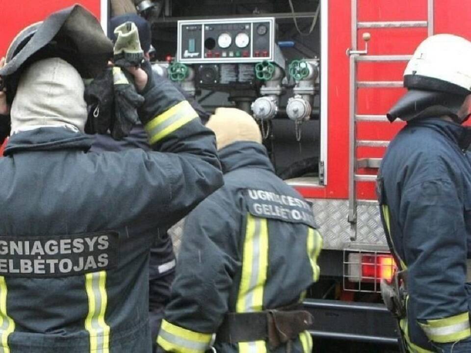 Rokiškio rajone užsiliepsnojo tvartas su gyvuliais