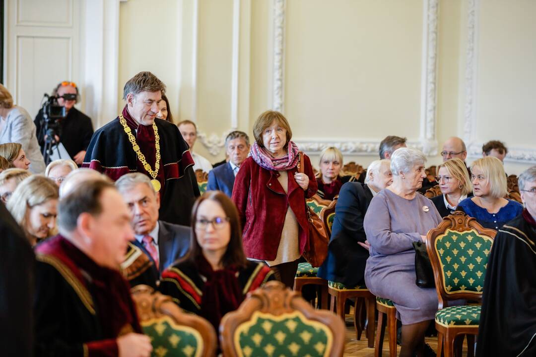 S. Aleksijevič įteiktos VDU Garbės daktaro regalijos